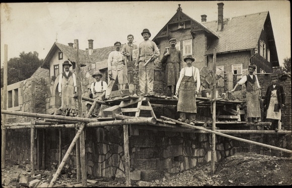Photo Postcard Neufang Sonneberg in Thuringia, bricklayer building a house, Louis Scharfenberg house, 1910
