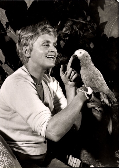 Postcard actress Luise Ullrich, portrait with parrot, autograph