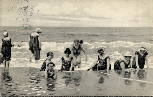 Postcard North Sea resort Wangerooge in East Frisia, women's bathing area, women in swimsuits on the beach