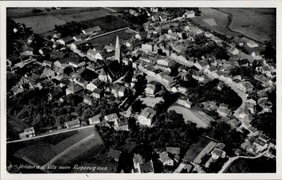 Ak Velden an der Vils Niederbayern, Luftaufnahme von Velden, Kirche, Häuser, Landschaft