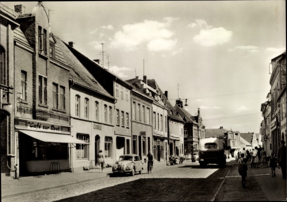 Postcard Gnoien in Mecklenburg, Friedensstrasse, Cafe zur Post