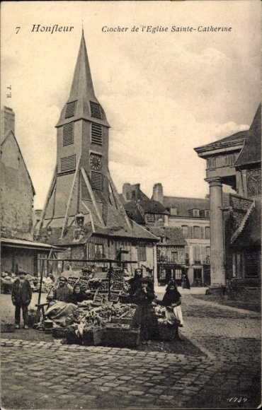 Ak Honfleur Calvados, Ciocher de l'Eglise Sainte-Catherine, Marktstand,  Architektur