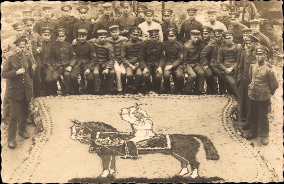 Photo Postcard German soldiers in uniforms, group photo on the beach, Reichswehr, sand picture
