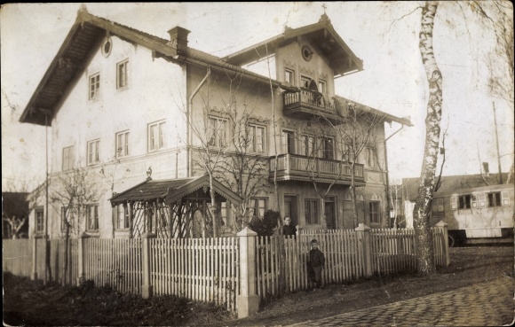Foto Ak Unterhaching in Opper-Beieren, woongebouw, bewoners