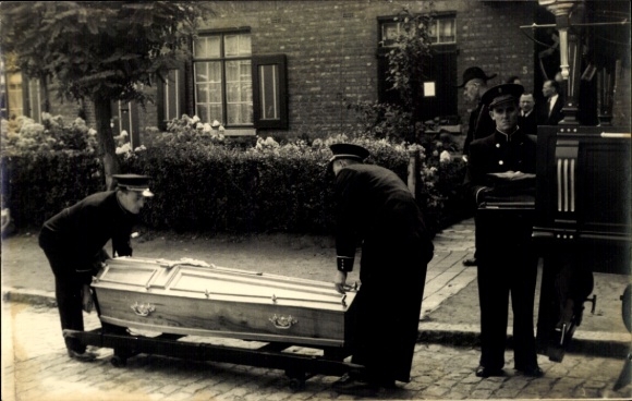 Foto Bestattung, Sarg mit dem Verstorbenen, Tod, Auto