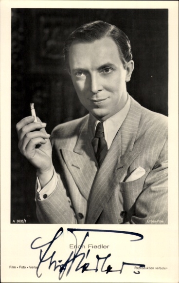 Postcard actor Erich Fiedler, portrait with cigarette, autograph