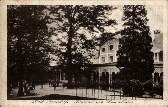 Ak Bad Nenndorf an der Weser, Kurpark mit Wandelbahn, historische Architektur, Bäume, Spazierg...