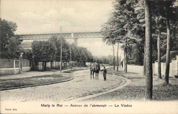 Ak Marly le Roi Yvelines, Avenue de l'abreuvoir, Le Viaduc, Pferd mit Mensch auf Straße