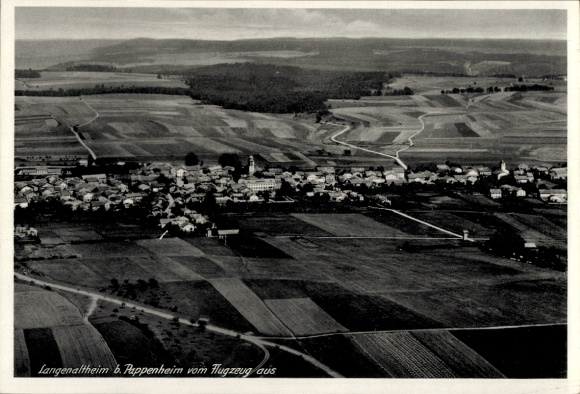 Ak Langenaltheim in Mittelfranken, Luftaufnahme von Langenaltheim, Flächen und Gebäude sichtbar