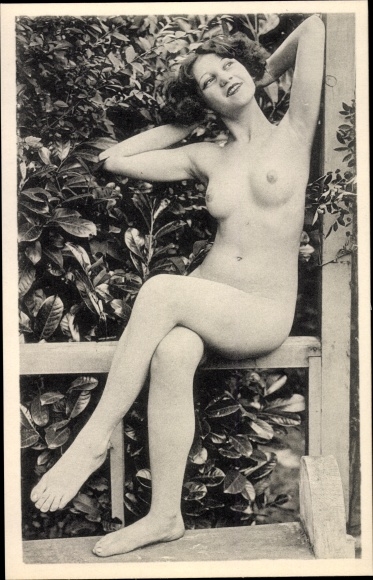 Foto Ak Nackte Frau im Garten, Frauenakt im Freien, Busen, Beine, Bauch
