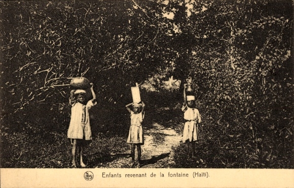 Postcard Haiti, children revenant de la fontaine