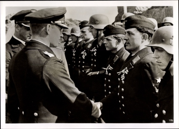 Photo Soldiers of the Kriegsmarine receive the Iron Cross from the Commandant of the Port of Oslo, 1940