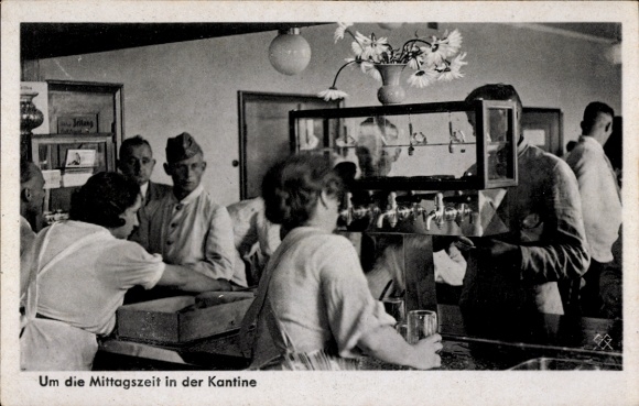 Picture PC German Wehrmacht, lunchtime in the canteen, beer, soldiers eating, WWII