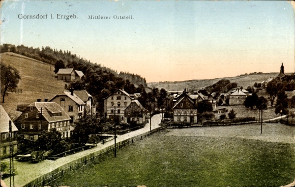 Ak Gornsdorf im Erzgebirge, Dorfansicht, Häuser, Landschaft, Mittlerer Ortsteil, Erzgebirge