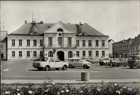 Ak Ribnitz Damgarten in Mecklenburg-Vorpommern, stadhuis op Karl Marx Platz met parkeergelegenheid en auto's