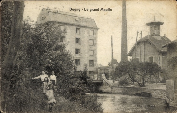 Ak Dugny Seine Saint Denis, Dugny - Le grand Moulin, alte Fabrik, Familienmitglieder am Flussufer