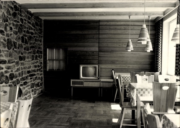 Foto Ak Oberwiesenthal im Erzgebirge Sachsen, Gaststube, Innenansicht, Fernseher