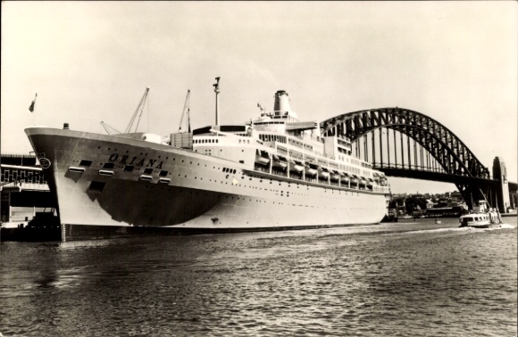 Ak passagiersschip Oriana in de haven van Sydney, P&O, Mobil Oil Nederland