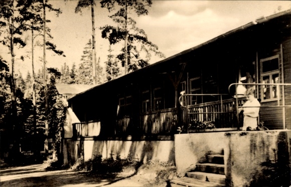KP Reichenbach im Vogtland, Youth Hostel Jägerhaus, okolica z drzewami, prosta architektura,