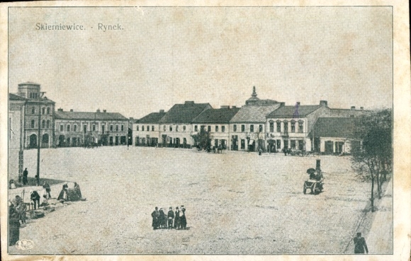 KP Skierniewice Polska, Rynek, budynki, ludzie na placu