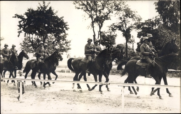 Ak Altes Lager bei Jüterbog in Brandenburg, Deutsche Wehrmacht, Soldaten auf Pferden