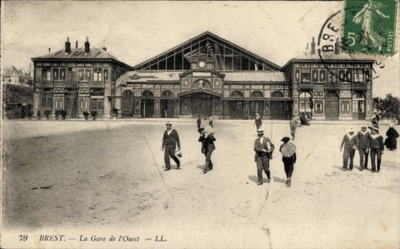 Postcard Brest Finistère, La Gare de l'Ouest, train station, buildings, people on the square