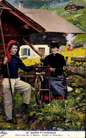 Ak Chatel Haute Savoie, Chambery, Zwei Frauen in Savoyer Tracht vor einem Haus, Spinnrad