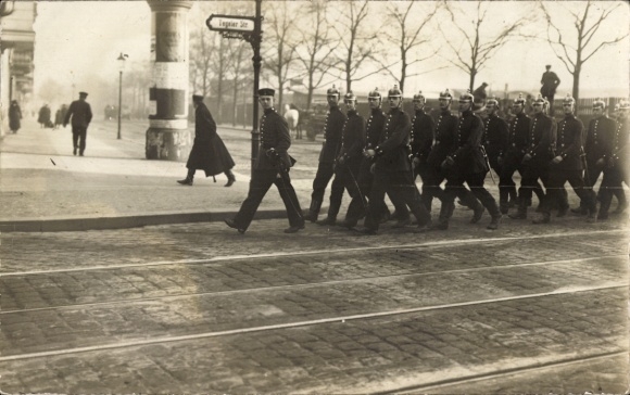 Foto Ak Wedding Berlin, 3. Garde Feld-Artillerie Regiment marschiert auf Tegeler Straße