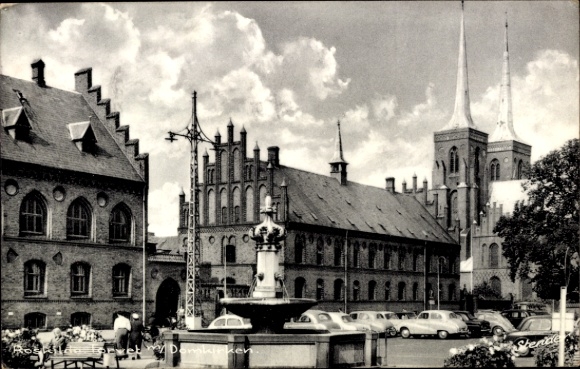KP Roskilde Dania, budynki, fontanny, wieże kościelne, samochody
