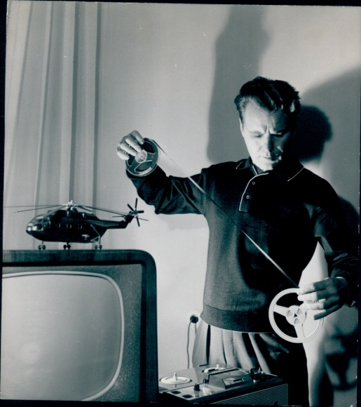 Foto Kosmonaut Wladimir Schatalow in seinem Zuhause, Fernseher, Tonband, Hubschraubermodell