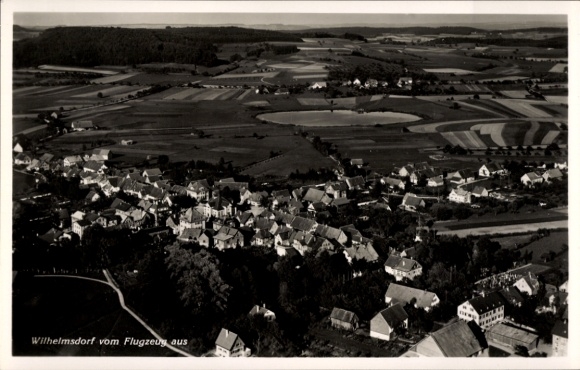Ak Wilhelmsdorf in Württemberg, Luftaufnahme von  ländliche Umgebung, schwarze und weiße Fotograf