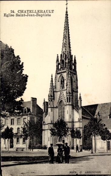 Postcard Châtellerault Vienne, Eglise Saint-Jean-Baptiste, church, people under an umbrella