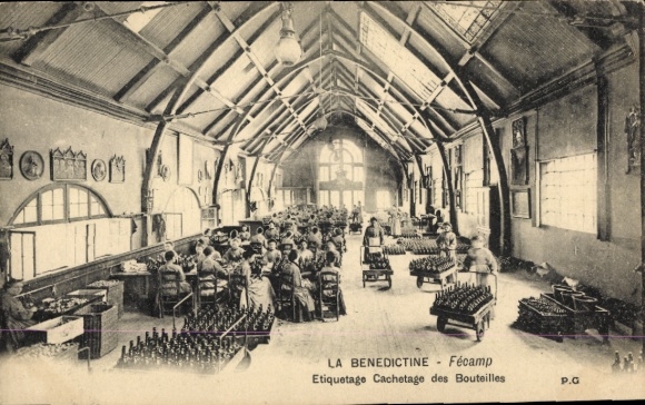 Postcard Fécamp Seine Maritime, La Benedictine, Bottle Labeling Department