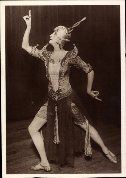 Photo Postcard dancer in dance pose, expressive dance, 1920s