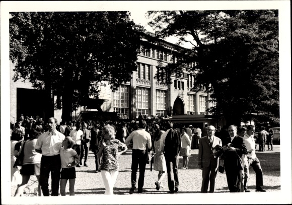 Photo Hoppegarten in Brandenburg, racecourse, Derby of the GDR 1972, spectators on the site
