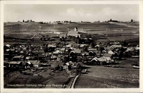 Ak Mittelberg im Allgäu, Luftbild von  1036 m, Kirche, Häuser, Landschaft