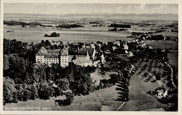 Ak Wolfegg im Allgäu, Luftaufnahme von  Schloss, Landschaft, Flugzeugsicht