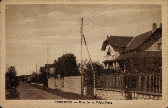 Postcard Dordives Loiret, Rue de la République, street with houses, trees, fence