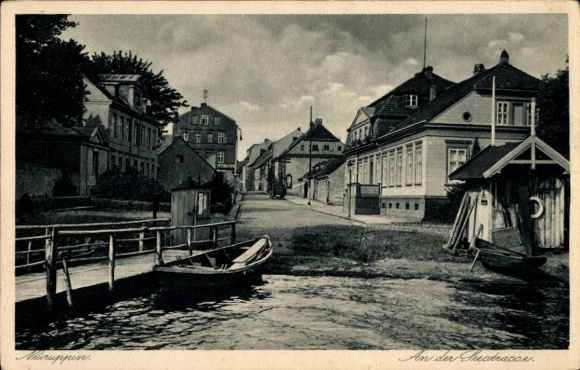 Ak Neuruppin in Brandenburg, Stadtansicht, Boote im Wasser, alte Gebäude, Brücke