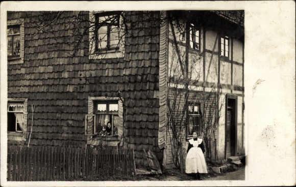 Photo Postcard Börßum Börssum am Harz, woman in front of a residential building