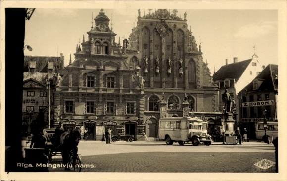 KP Riga Latvia, Melngalvju nams, budynki, ruch drogowy, powozy konne, autobus