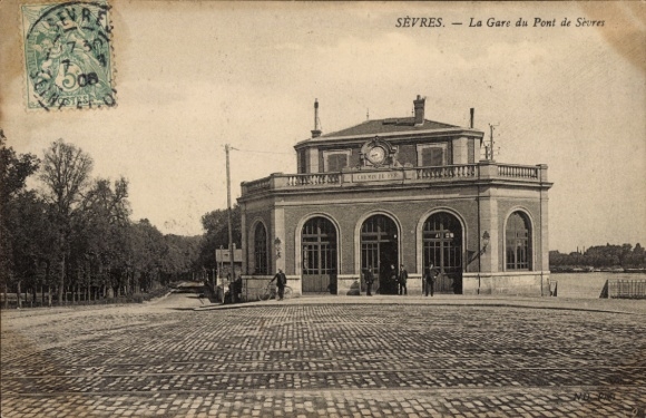 Postcard Sèvres Hauts de Seine, Manufacture Nationale, station building, people, architecture