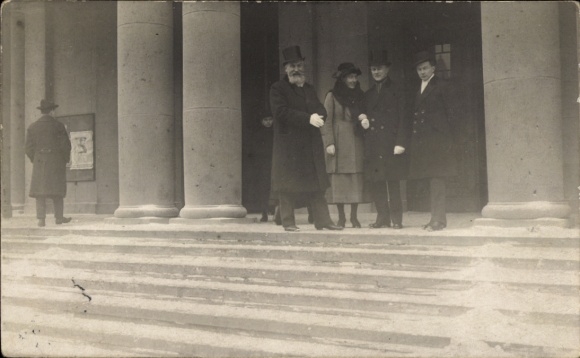 Photo Postcard Berlin, group photo on the wedding day 31 January 1922, columned portal