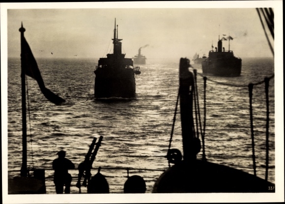 Photo Heinrich Hoffmann, Kriegsmarine ship convoys, Marine soldier at the machine gun, November 1939