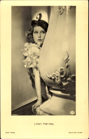 Postcard Actress Lilian Harvey, portrait