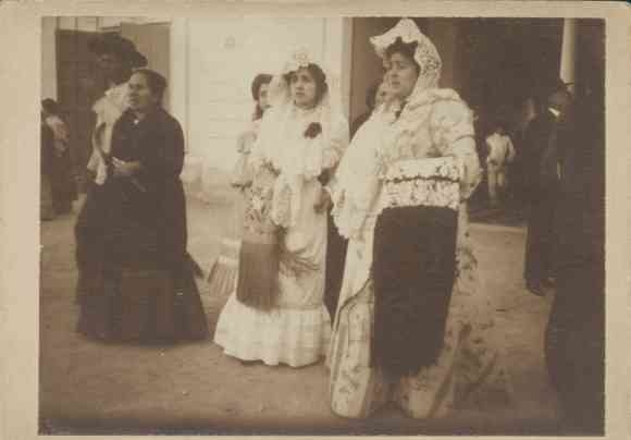 Foto Spanje, rond 1890, vrouwen in typische klederdracht