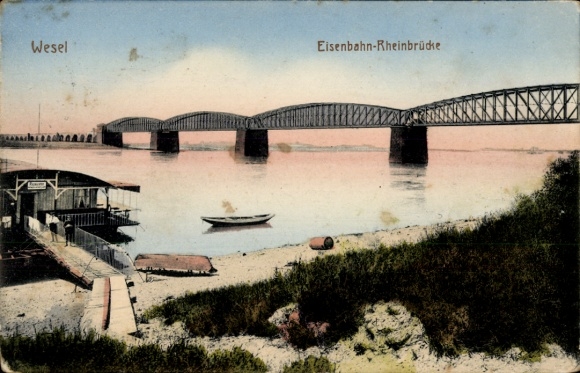 Ak Wesel am Niederrhein, Eisenbahn-Rheinbrücke, Flusslandschaft, Boot, Uferbereich