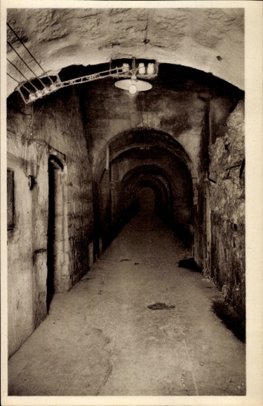 Postcard Douaumont Lorraine Meuse, Fort Vaux, central gallery