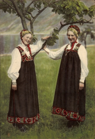 Postcard Norway, Hallingdalsbunad, two young women in Norwegian costume
