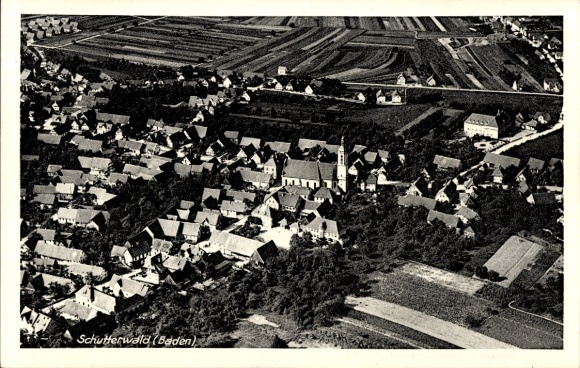 Ak Schutterwald in Baden Württemberg, Luftaufnahme von Schutterwald, viele Häuser, Kirche, Felder